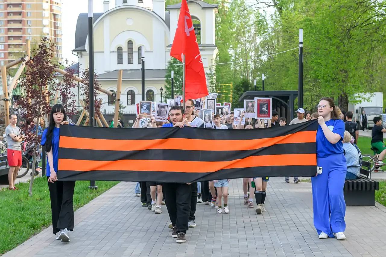 В сквере Защитников Родины на Силикатной состоялся концерт «Минувших лет живая память»