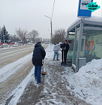 Новые партийцы помогли убрать снег на улице Лапшенкова