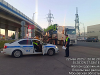 В Подольске грузовик зацепил провода над дорогой и обрушил столб на автобус