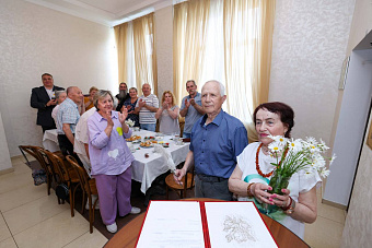 В Подольске провели чаепитие для пяти семей, чей союз длится более полувека
