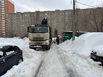 Коммунальщики расчищают навалы мусора на Тепличной улице