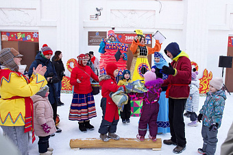 Главными героями и ведущими праздника у ДК ЗИО стали гармошка и балалайка