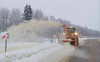 На уборке снега на всех региональных дорогах задействовано порядка 500 единиц спецтехники