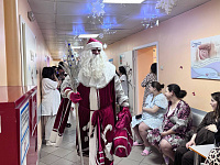 Дед Мороз и Снегурочка пришли в Подольский роддом