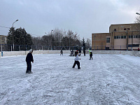 На хоккейных коробках в Подольске заливают лед