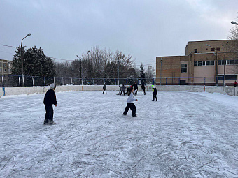 На хоккейных коробках в Подольске заливают лед