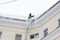  Подольске крыши многоквартирных домов очищают от наледи и сосулек