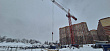 Первый башенный кран установлен на стройплощадке школы на улице Ватутина
