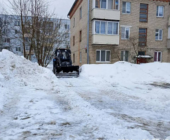 В Подольске продолжается борьба со снегом и наледью