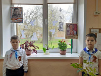 В преддверии 9 Мая в климовской школе № 5 имени В. С. Пестова прошла патриотическая акция «Окна Победы»