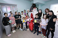 Пациенты Подольской детской больницы получили новогодние подарки