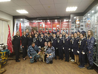 Кадетов Росгвардии школы № 18 имени Подольских курсантов познакомили с работой кинологов