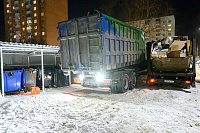 Заваленные мусором контейнерные площадки очищают в Подольске после снегопадов