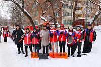 Волонтеры помогают убирать снег в Подольске