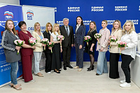 Новым единороссам вручили партийные билеты