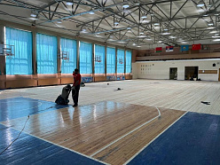В спортзале СШОР «Космос» обновляют напольное покрытие