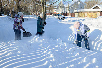 В деревне Лаговское жители помогают убрать снег пожилым соседям